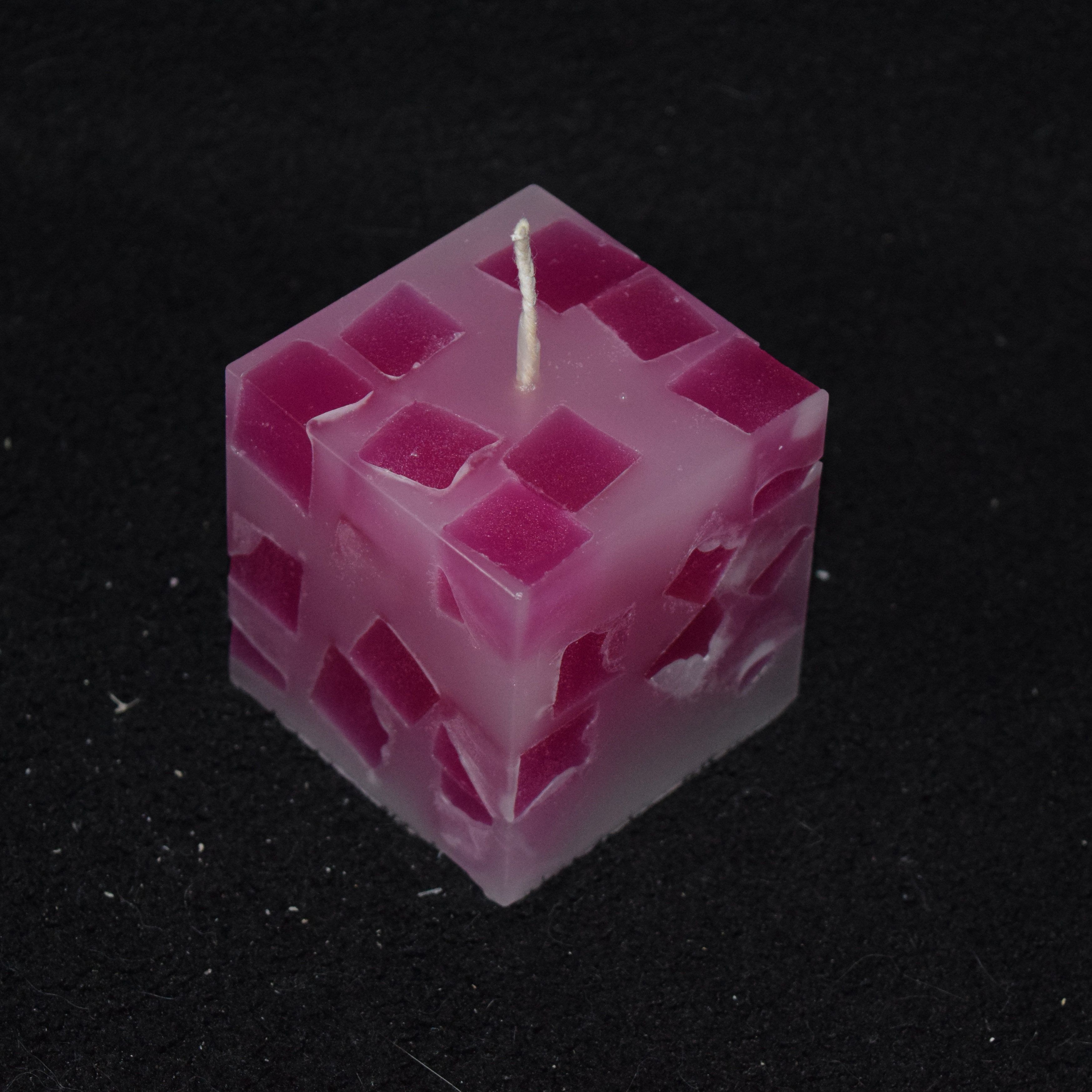 Würfel-Kerze mit Würfeln gefüllt