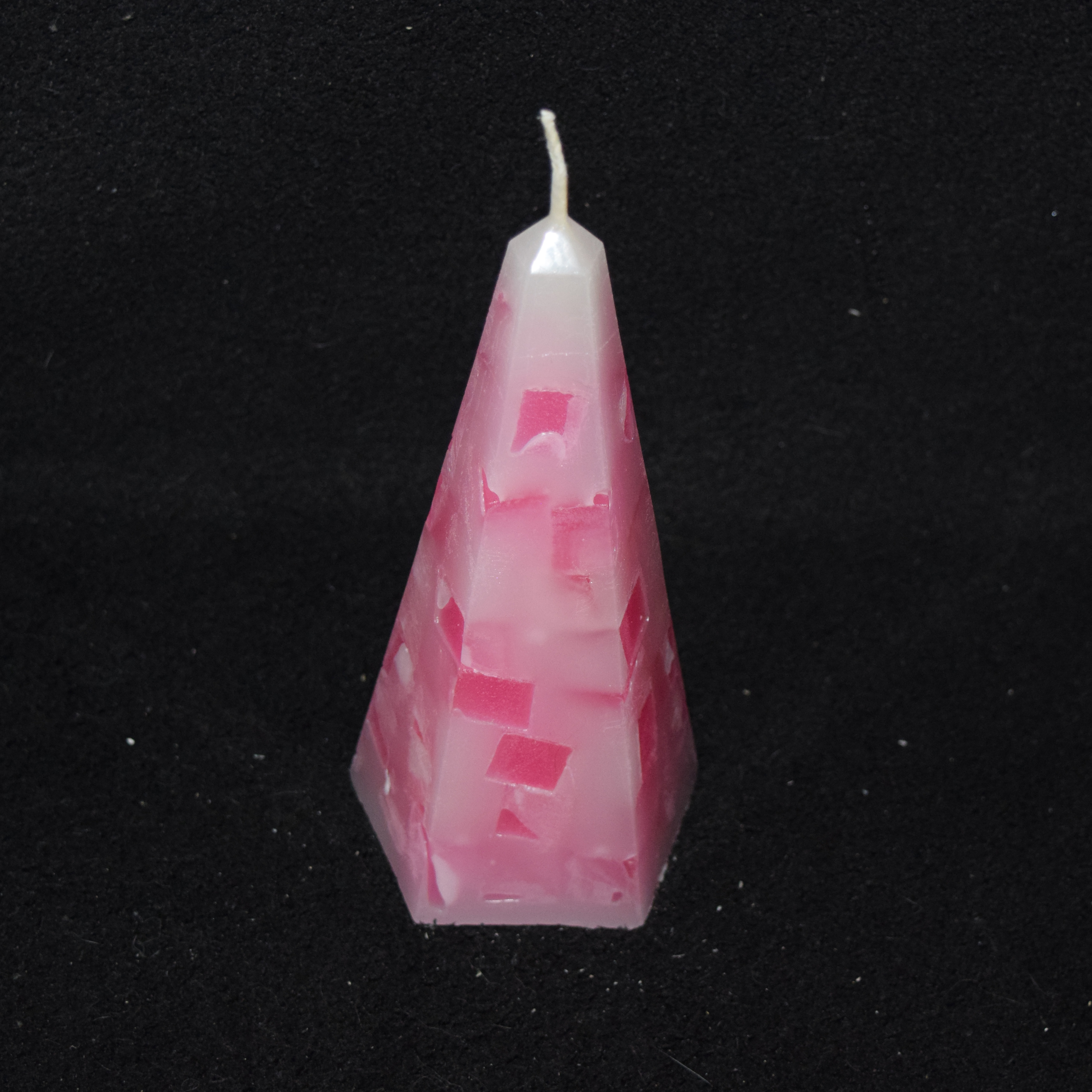 Obelisk-Kerze mit Würfeln gefüllt