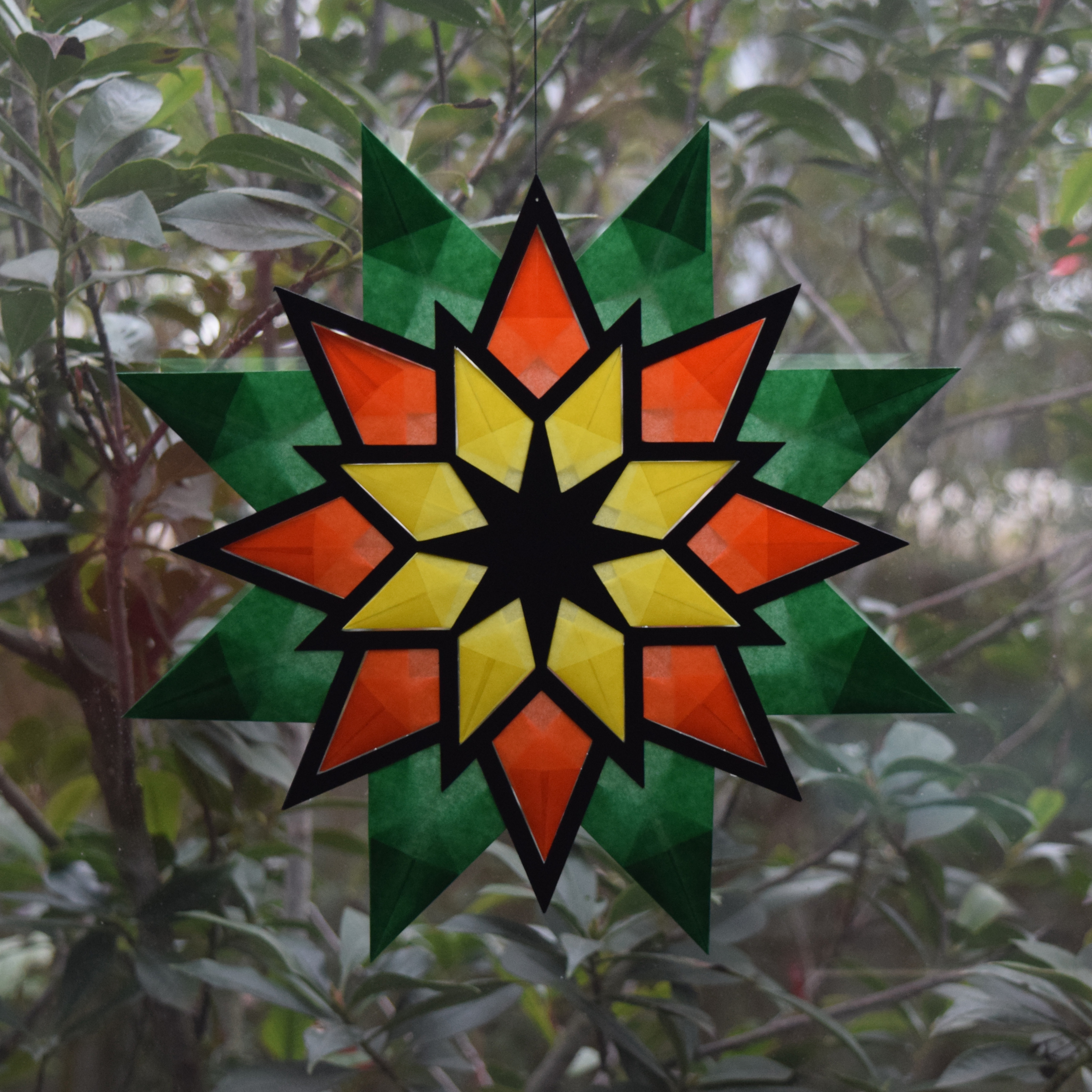 Stern aus Transparentpapier dreifarbig