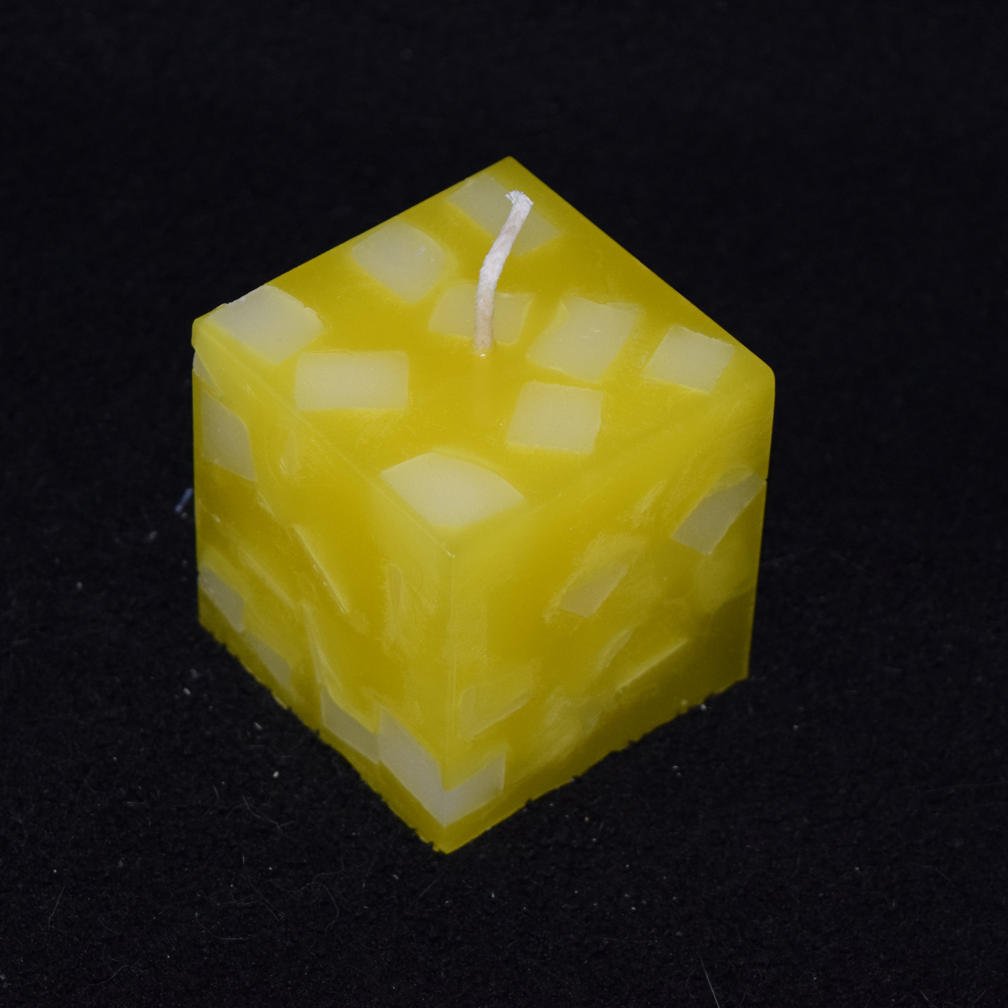 Würfel-Kerze mit Würfeln gefüllt