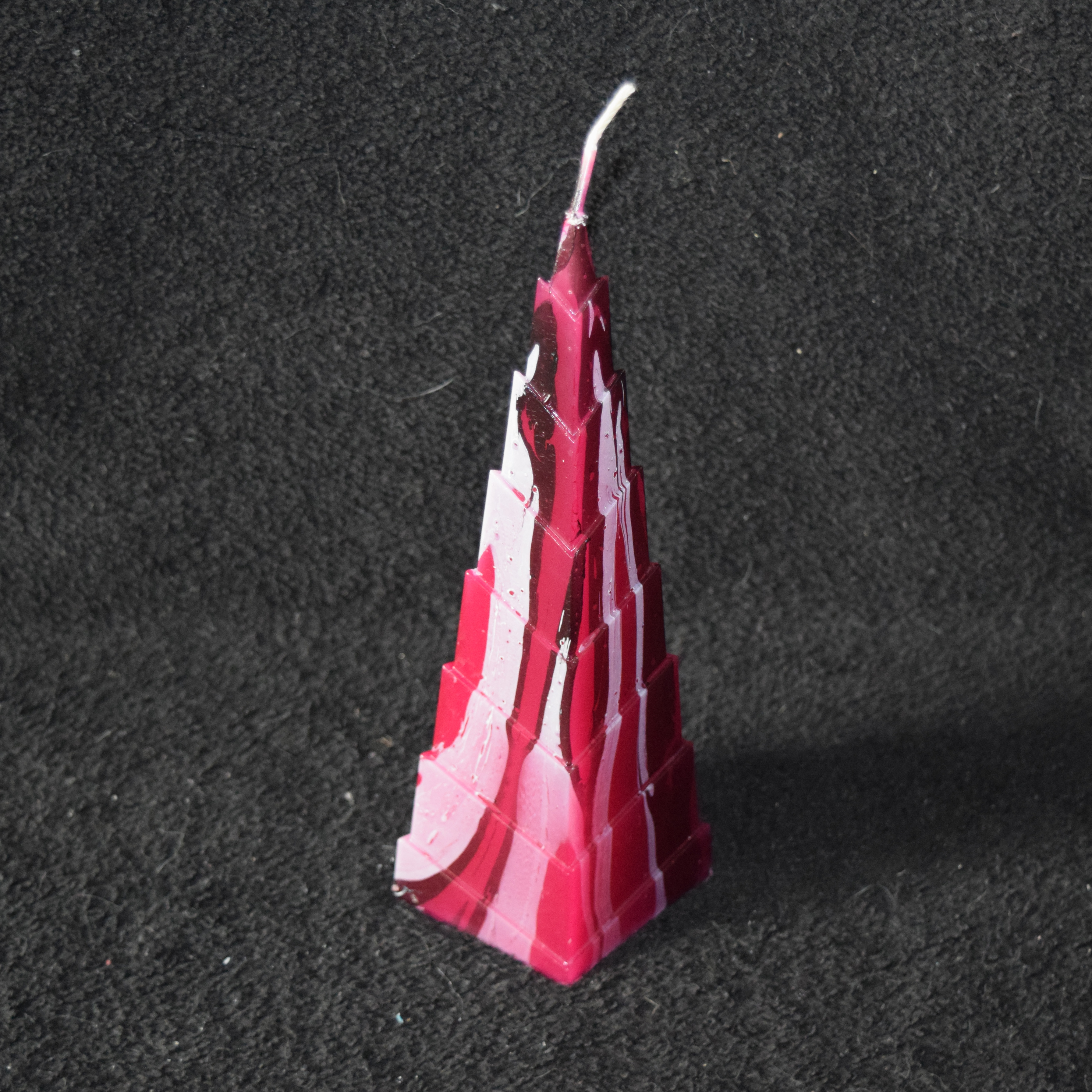 Zacken-Pyramiden-Kerze marmoriert