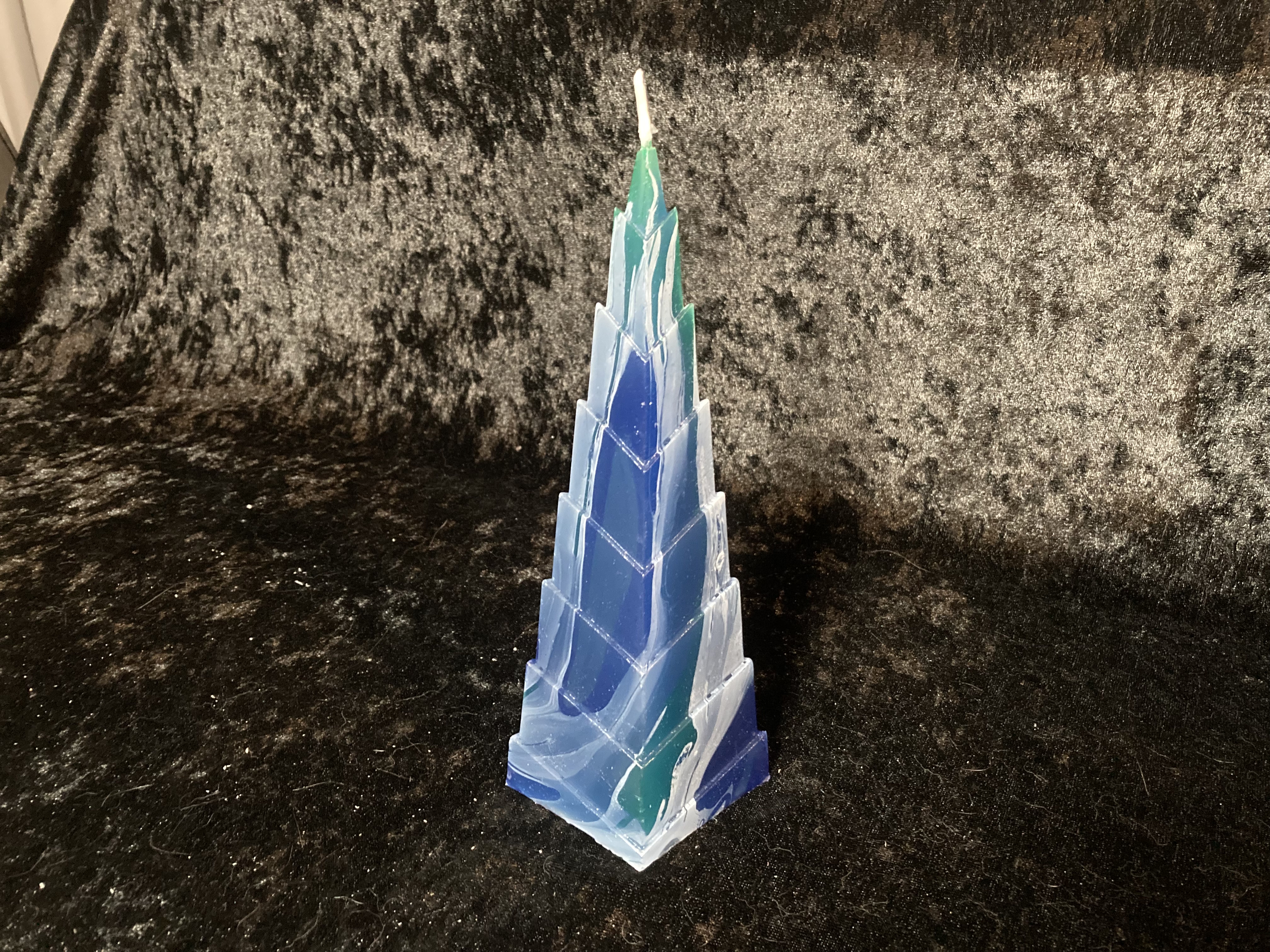 Zacken-Pyramiden-Kerze marmoriert