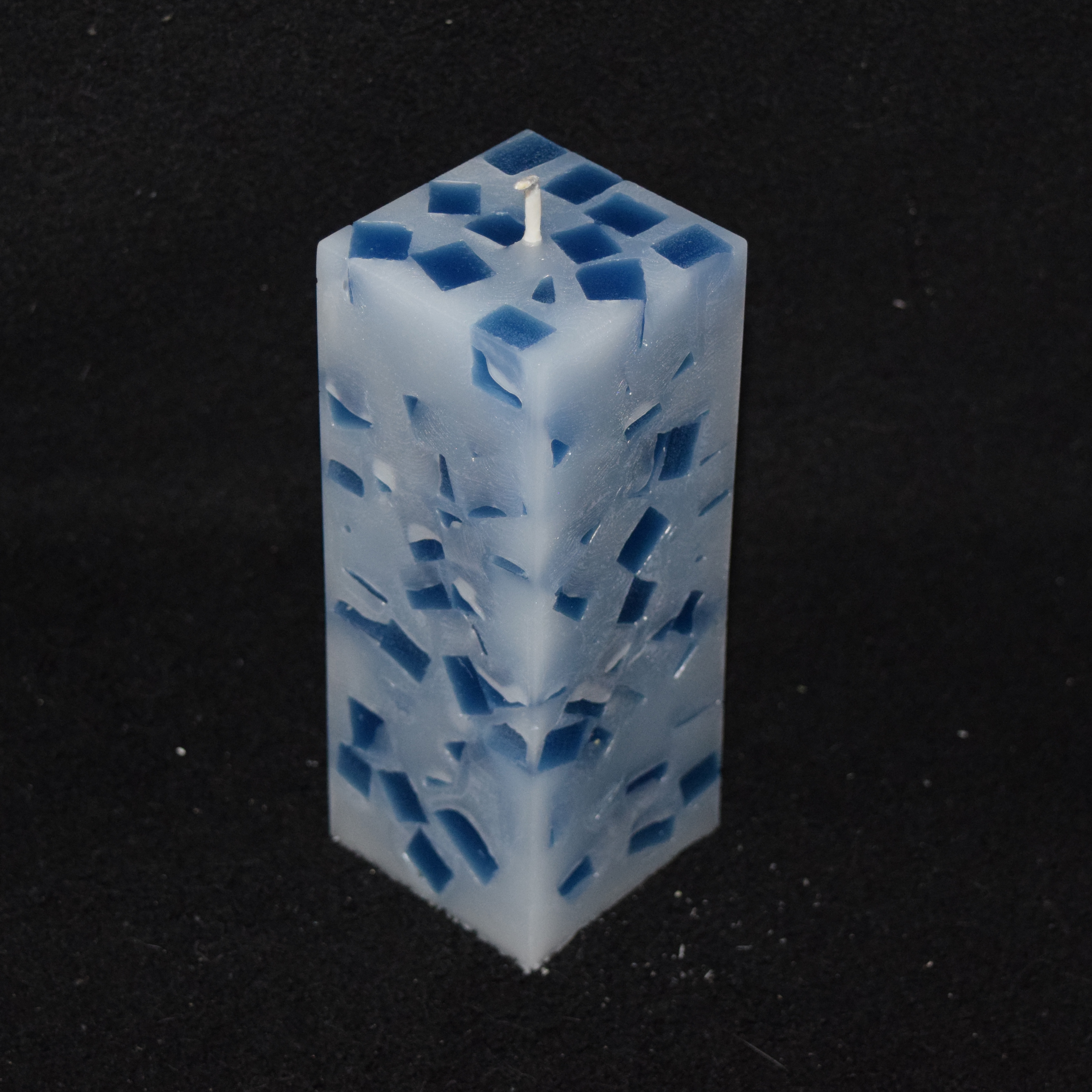 Quader-Kerze mit Würfeln gefüllt