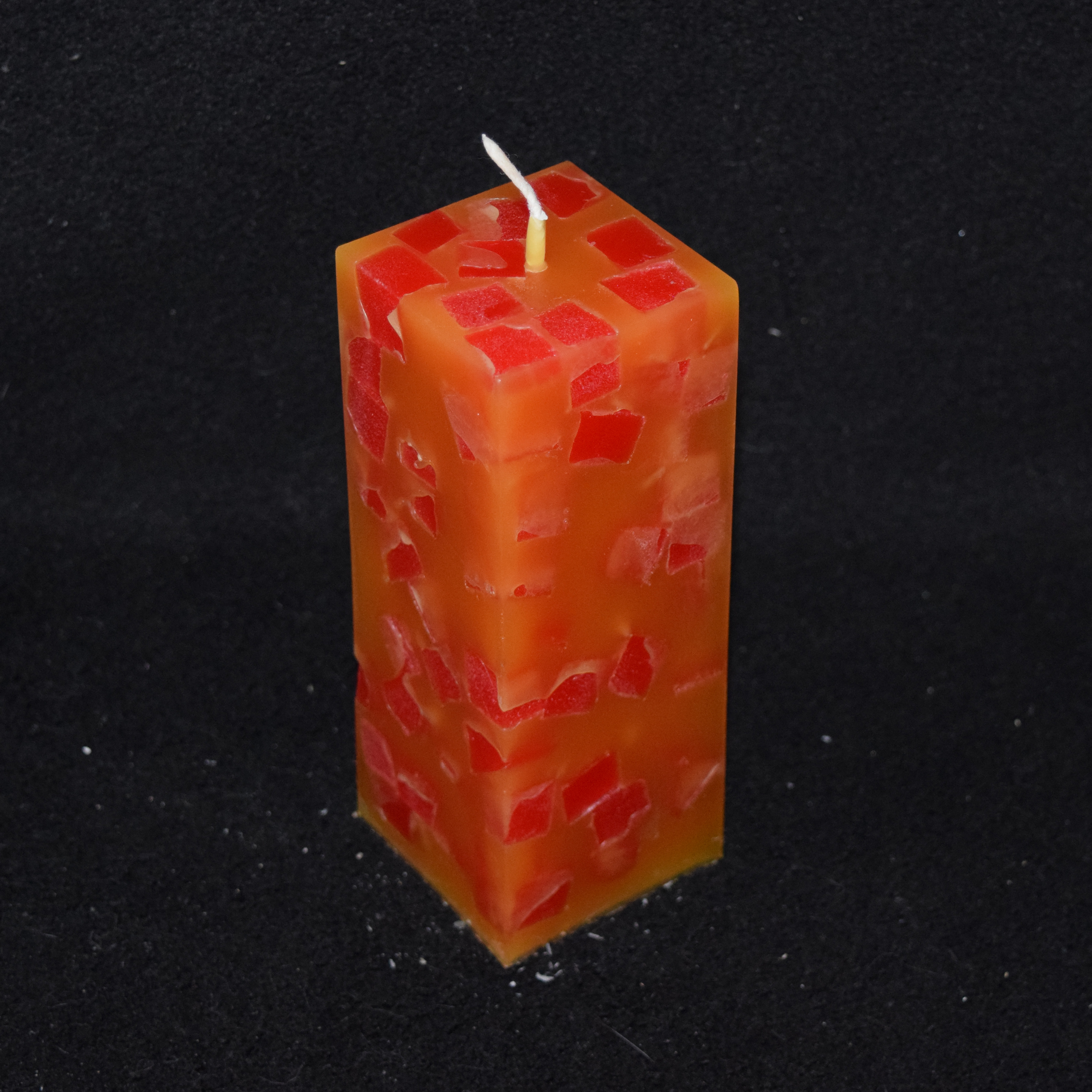 Quader-Kerze mit Würfeln gefüllt