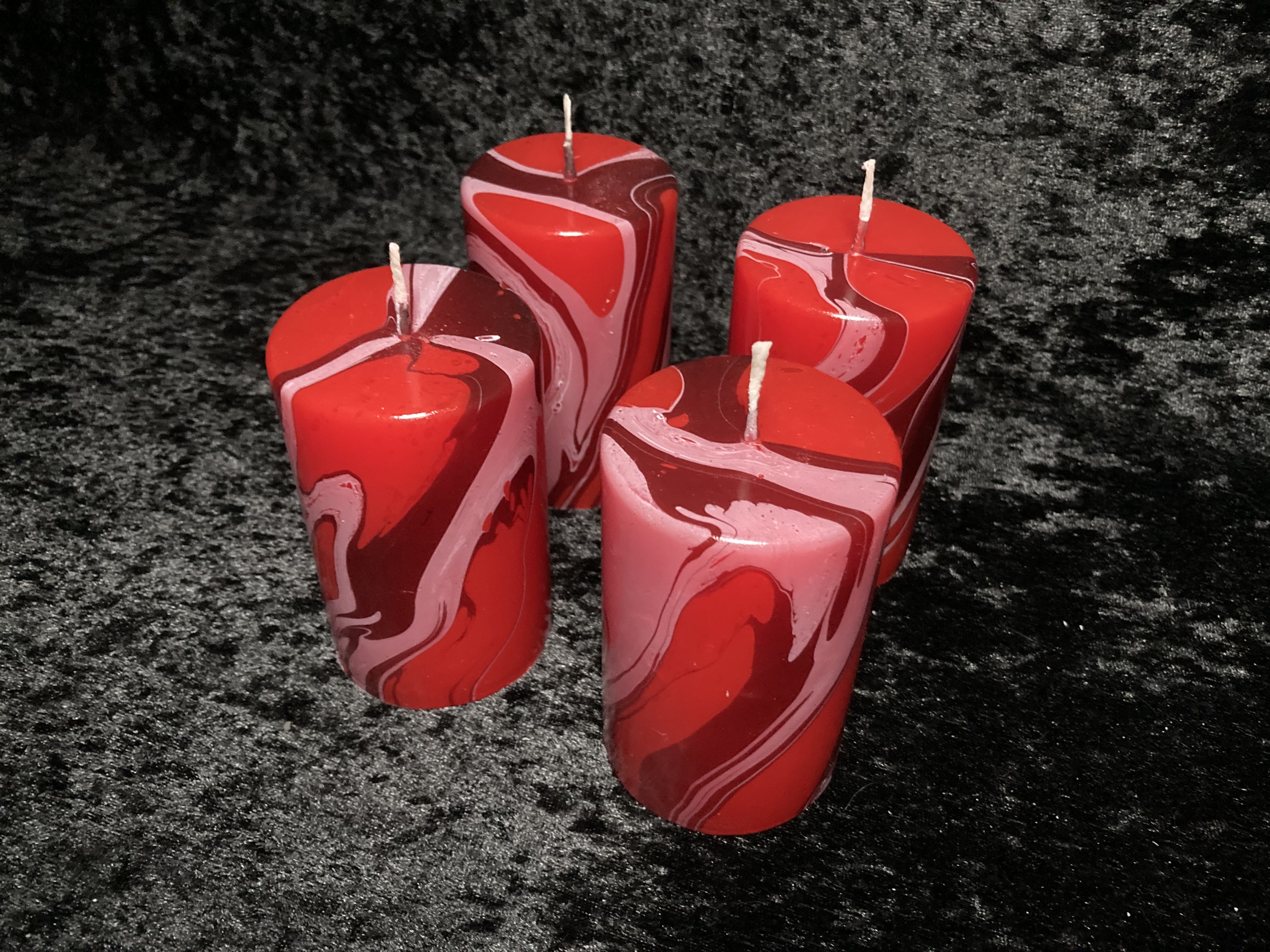 Adventskerzen 4er-Set Stumpen flach marmoriert in 3 Größen - Kerzenfarbe: hellrot + schwarz/weiß | Größe: ⌀ 6cm