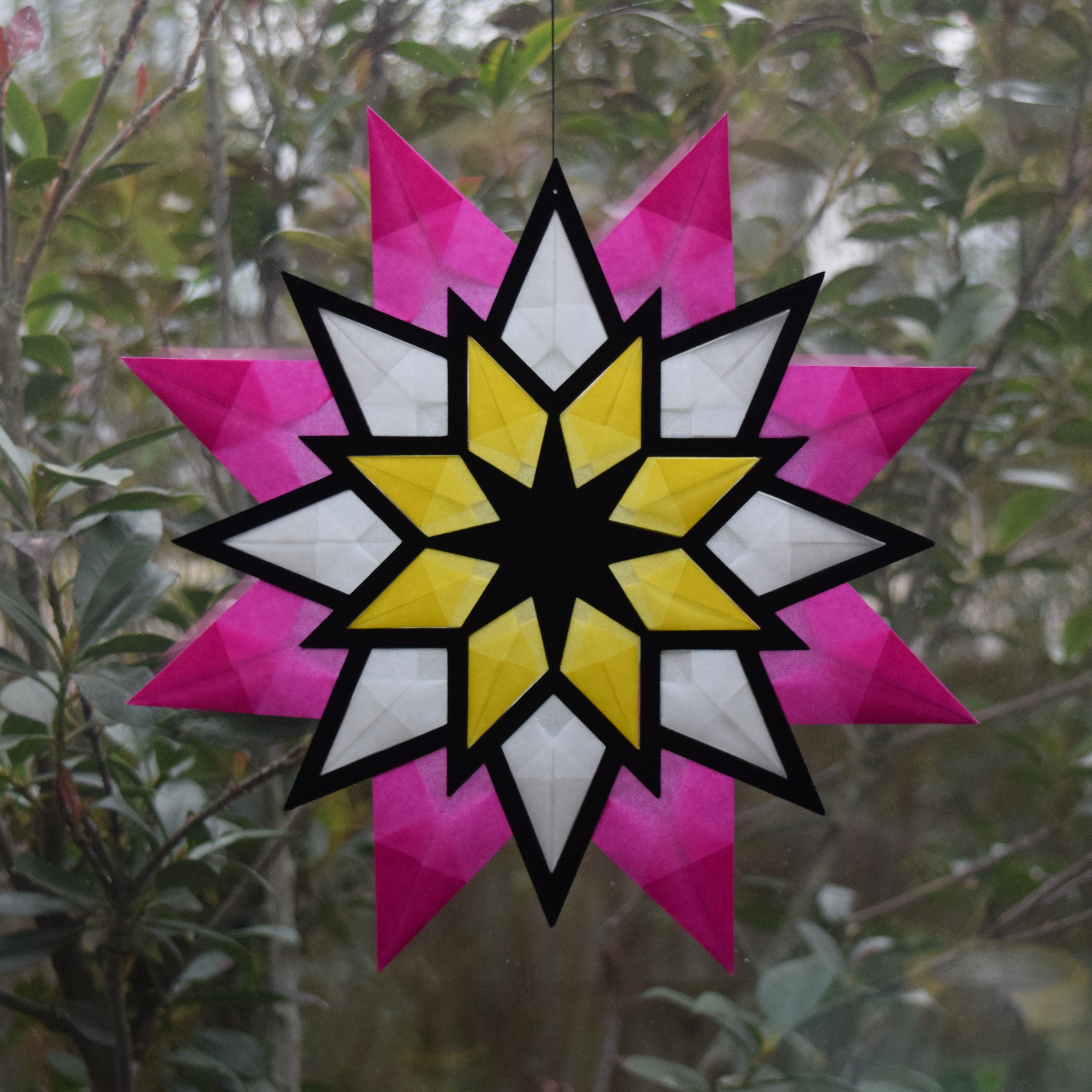 Stern aus Transparentpapier dreifarbig