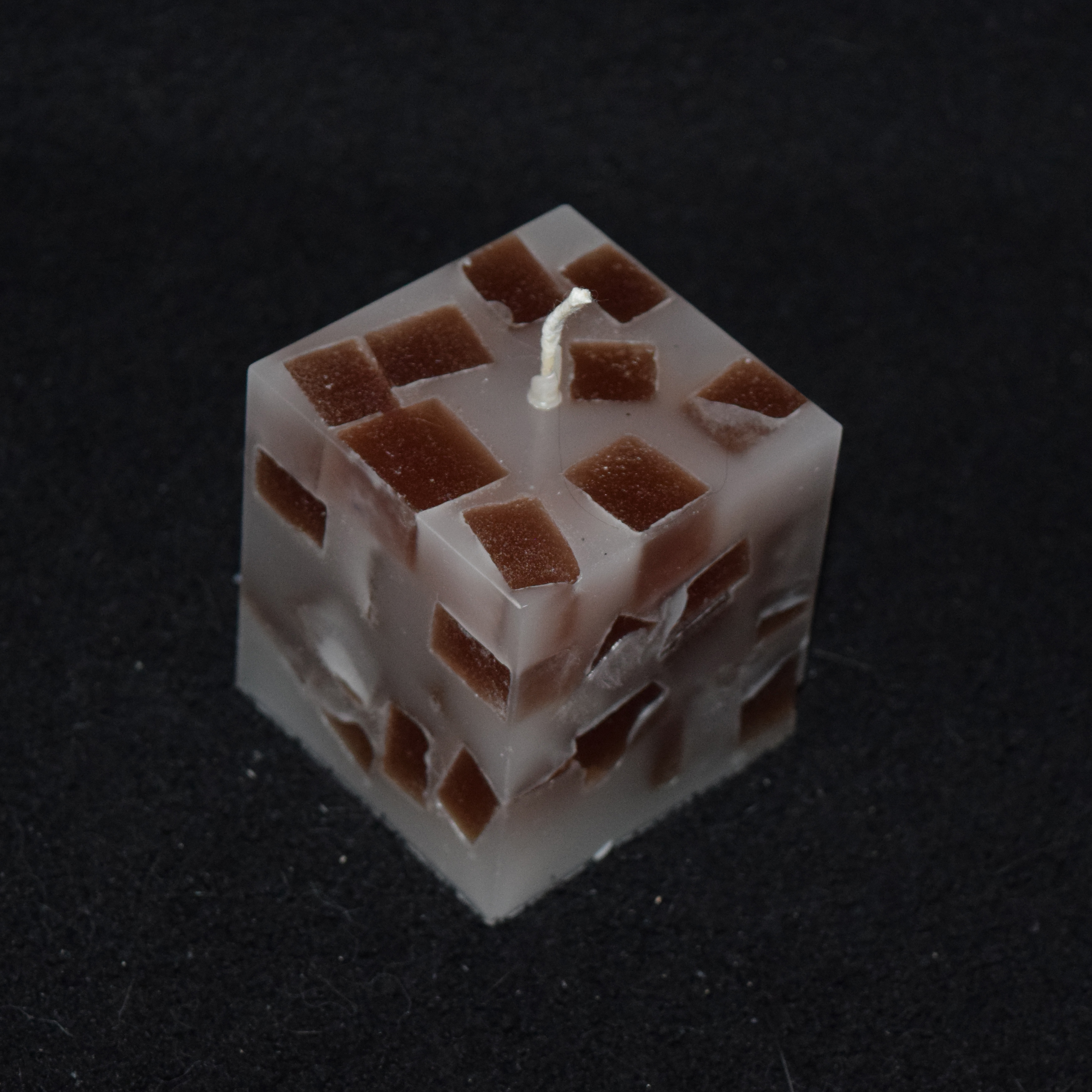 Würfel-Kerze mit Würfeln gefüllt