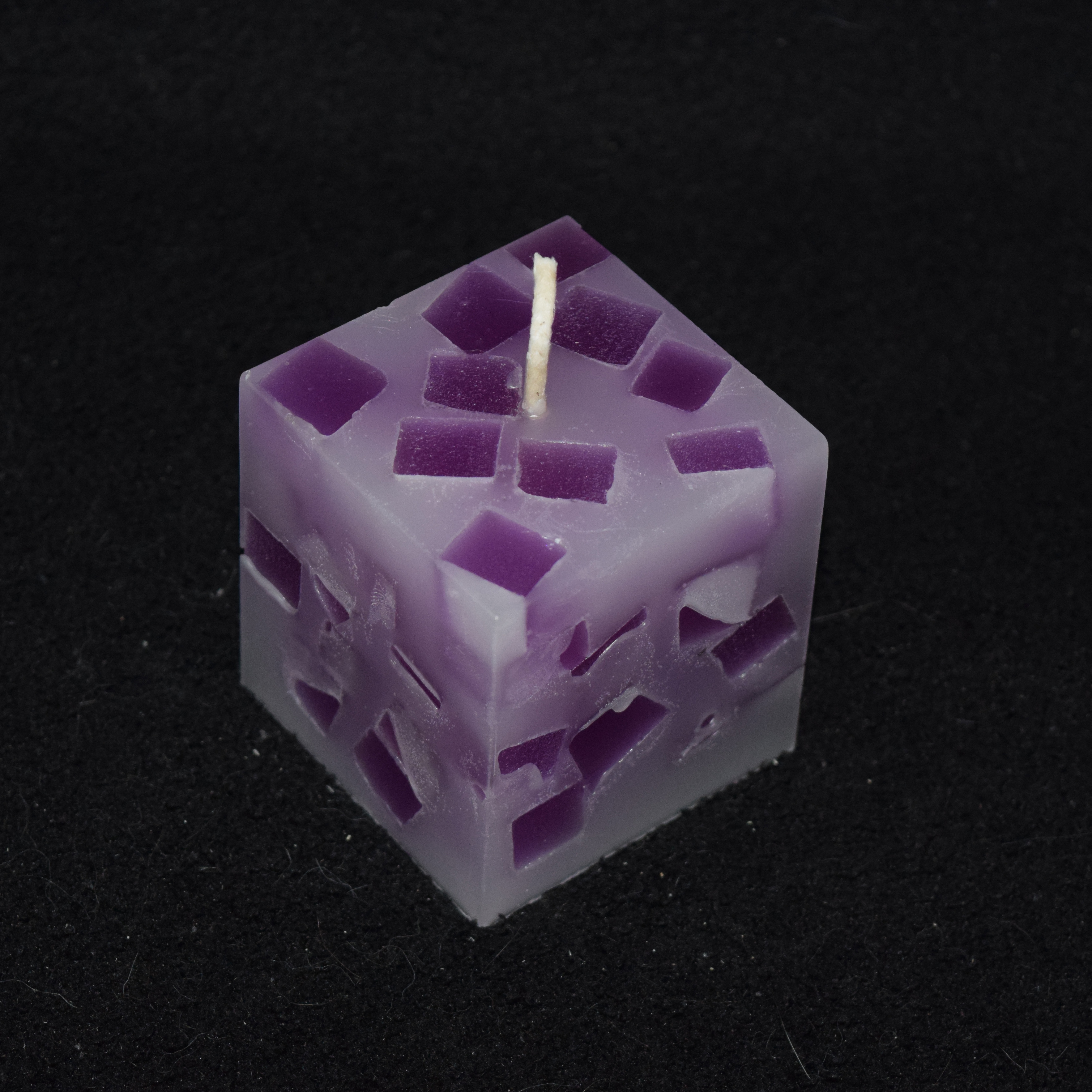 Würfel-Kerze mit Würfeln gefüllt