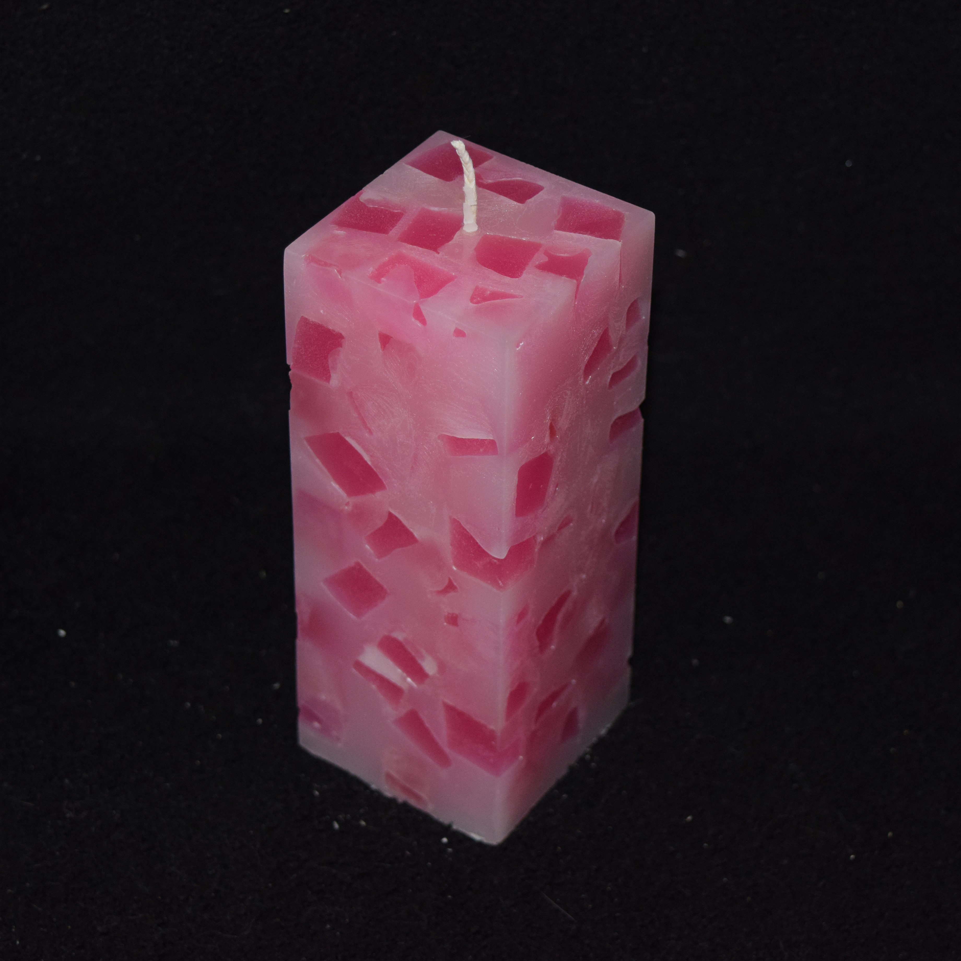 Quader-Kerze mit Würfeln gefüllt