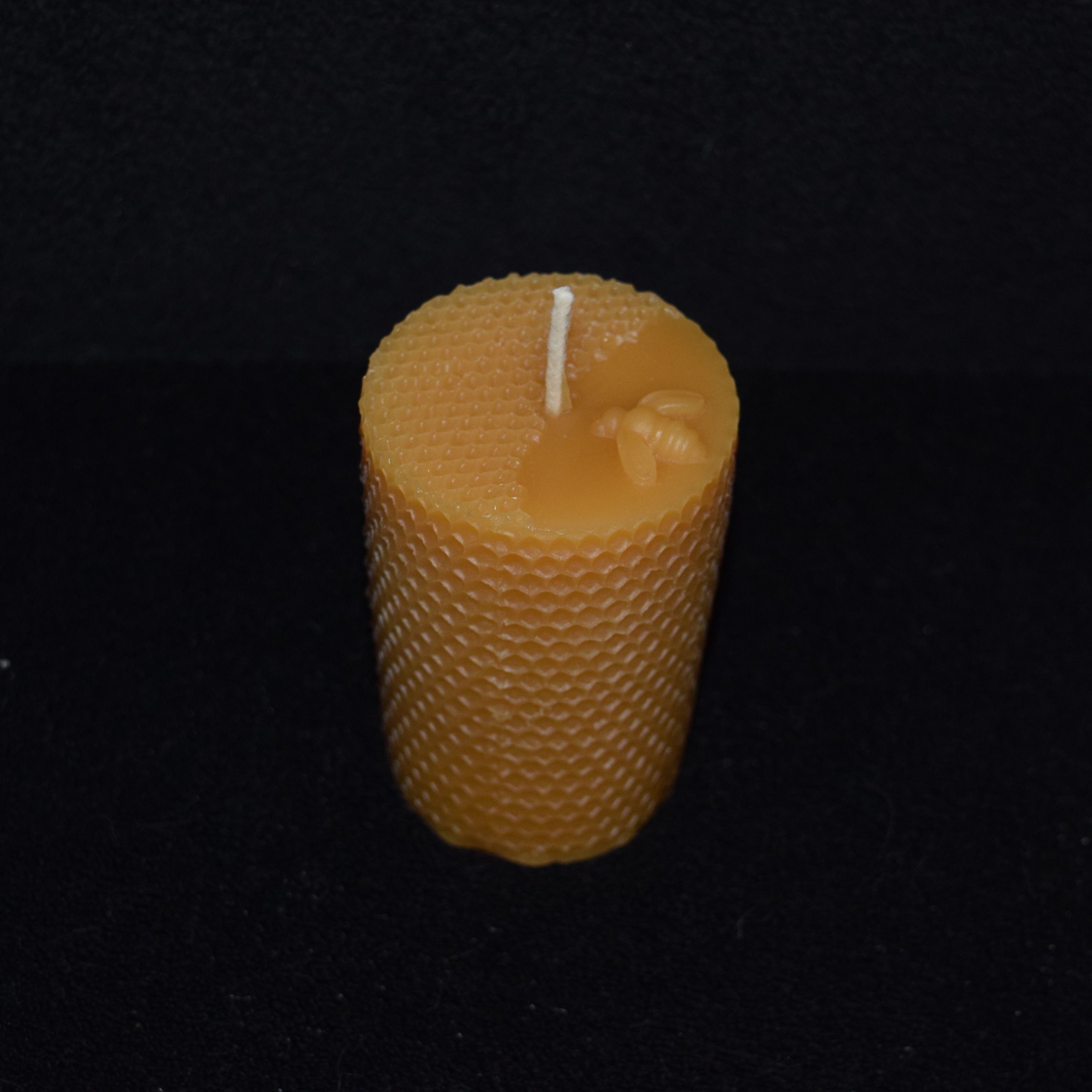 Runde Waben-Kerze aus Bienenwachs