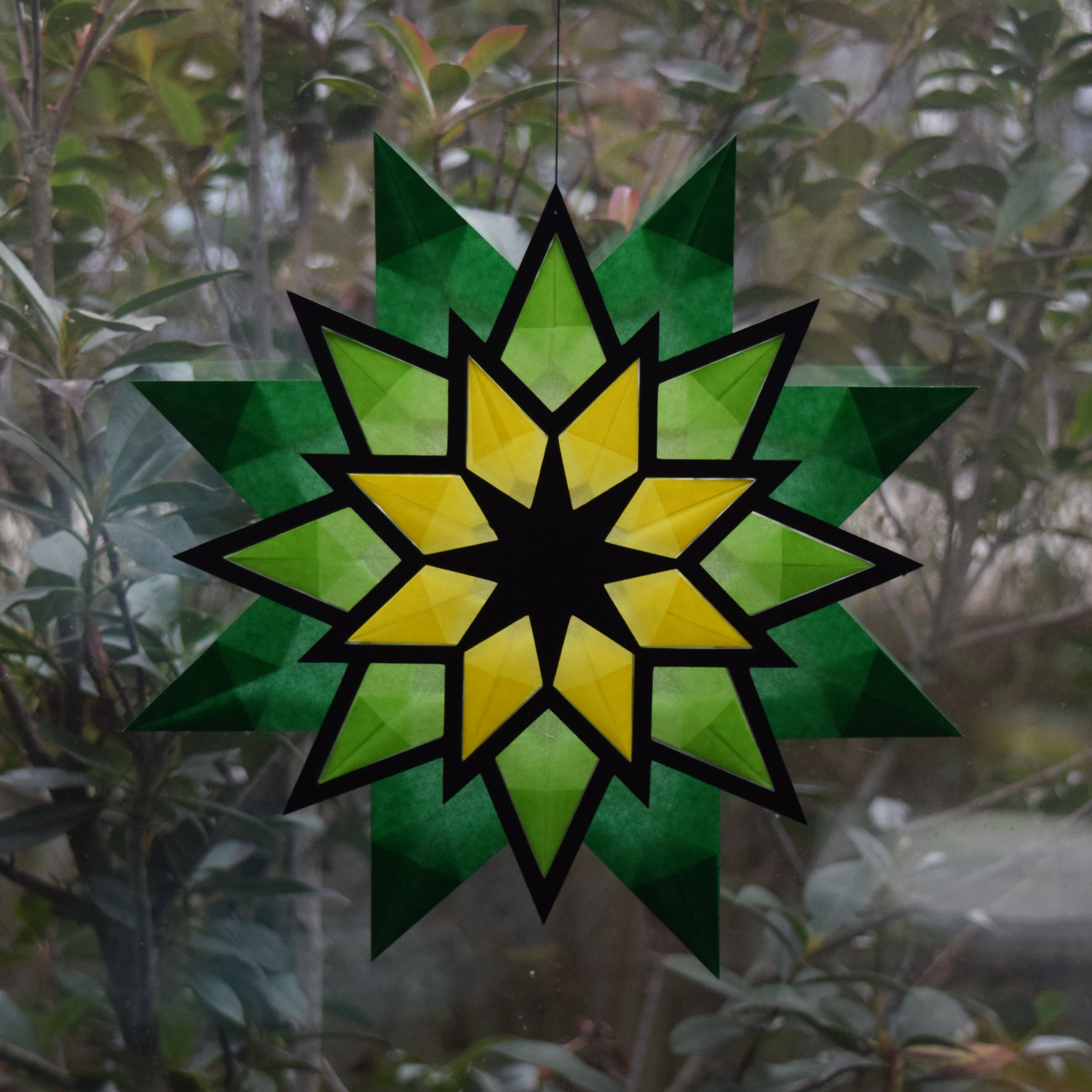 Stern aus Transparentpapier dreifarbig