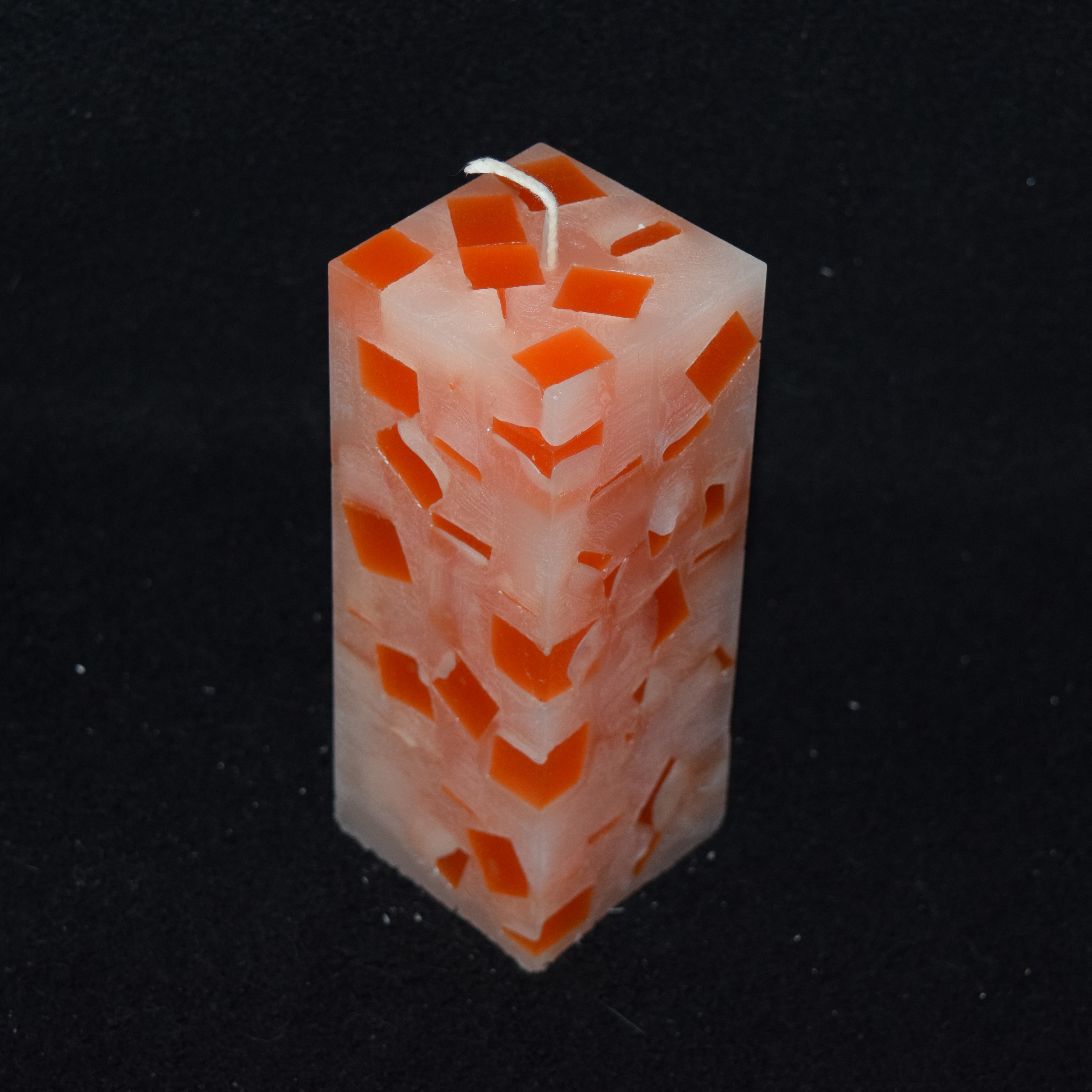 Quader-Kerze mit Würfeln gefüllt