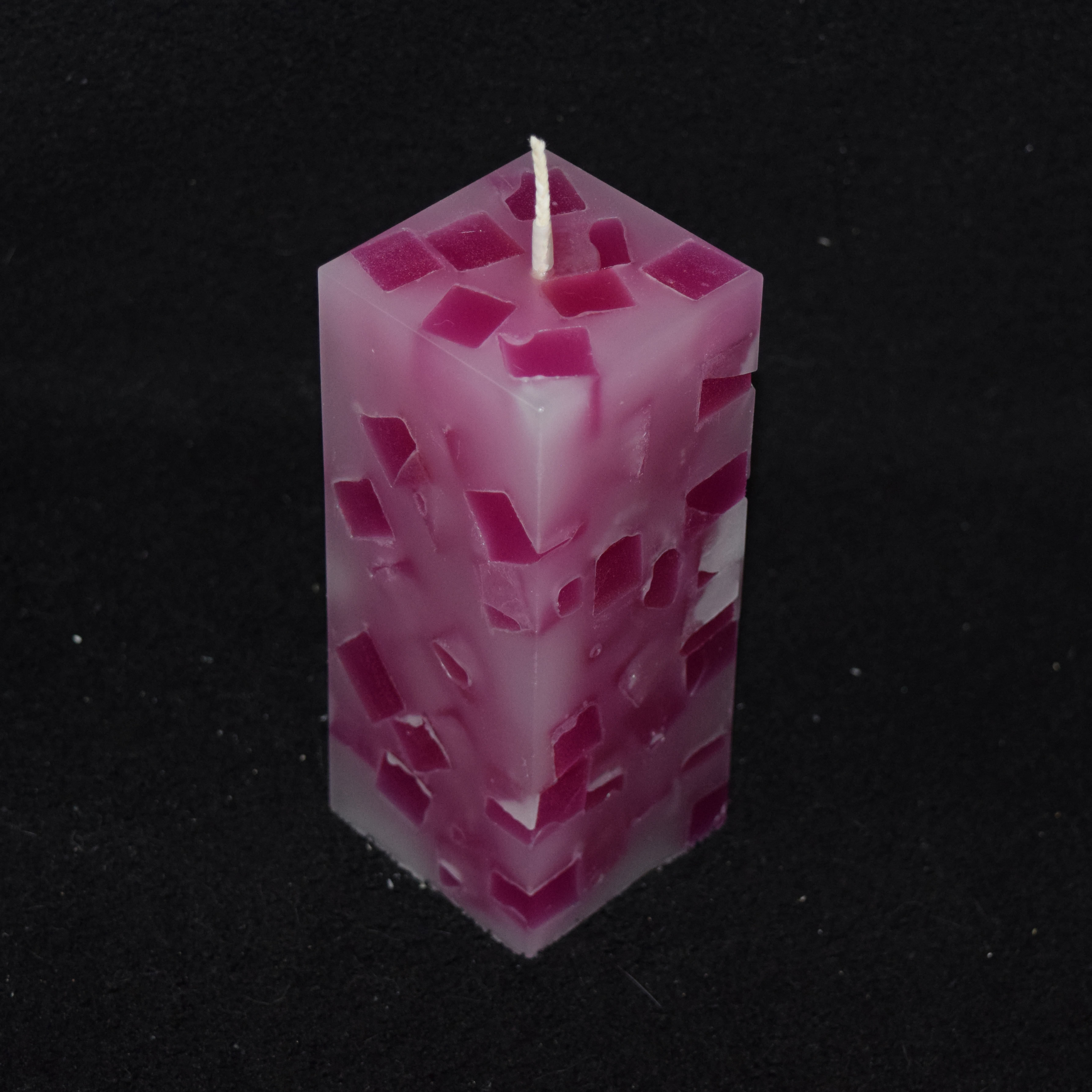 Quader-Kerze mit Würfeln gefüllt