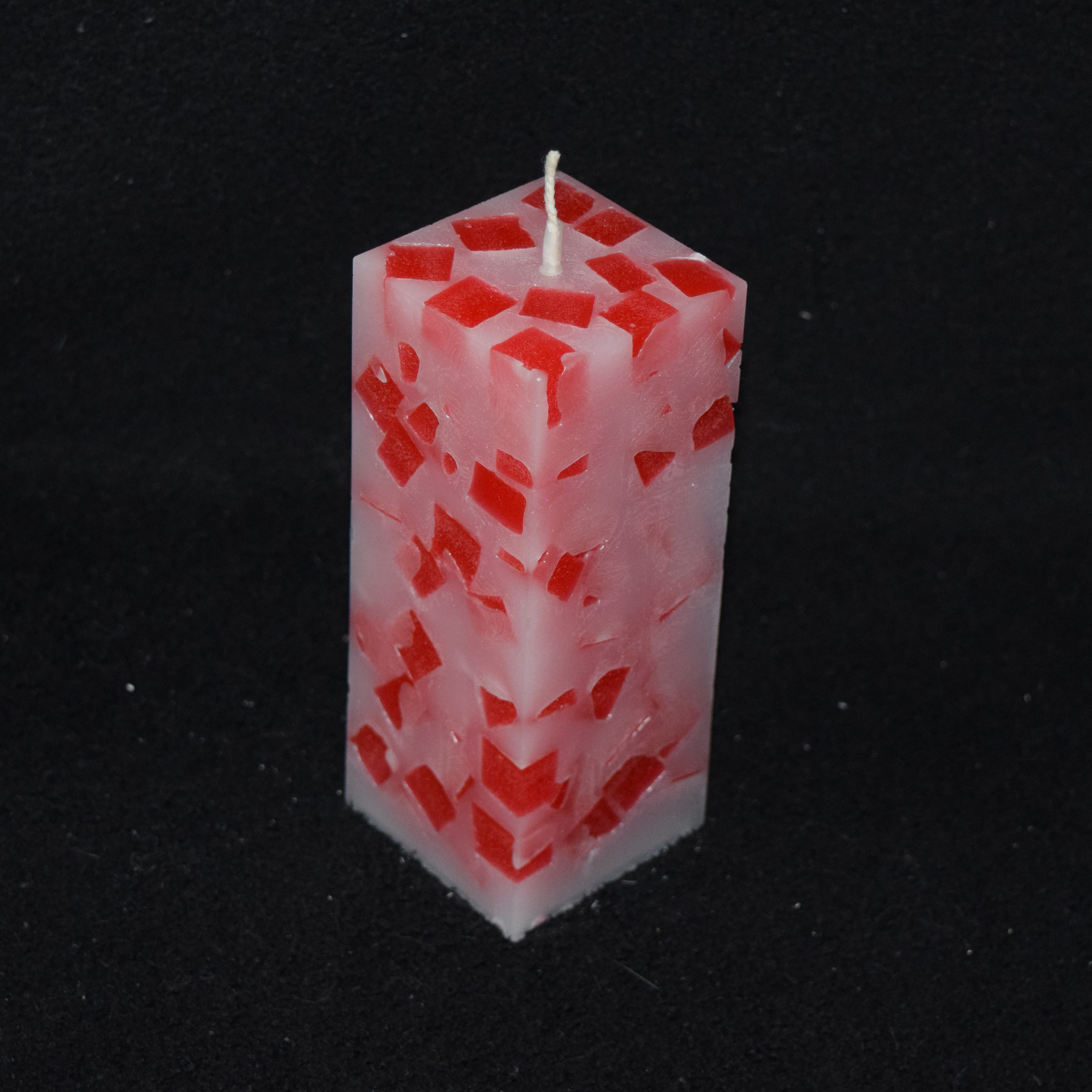 Quader-Kerze mit Würfeln gefüllt