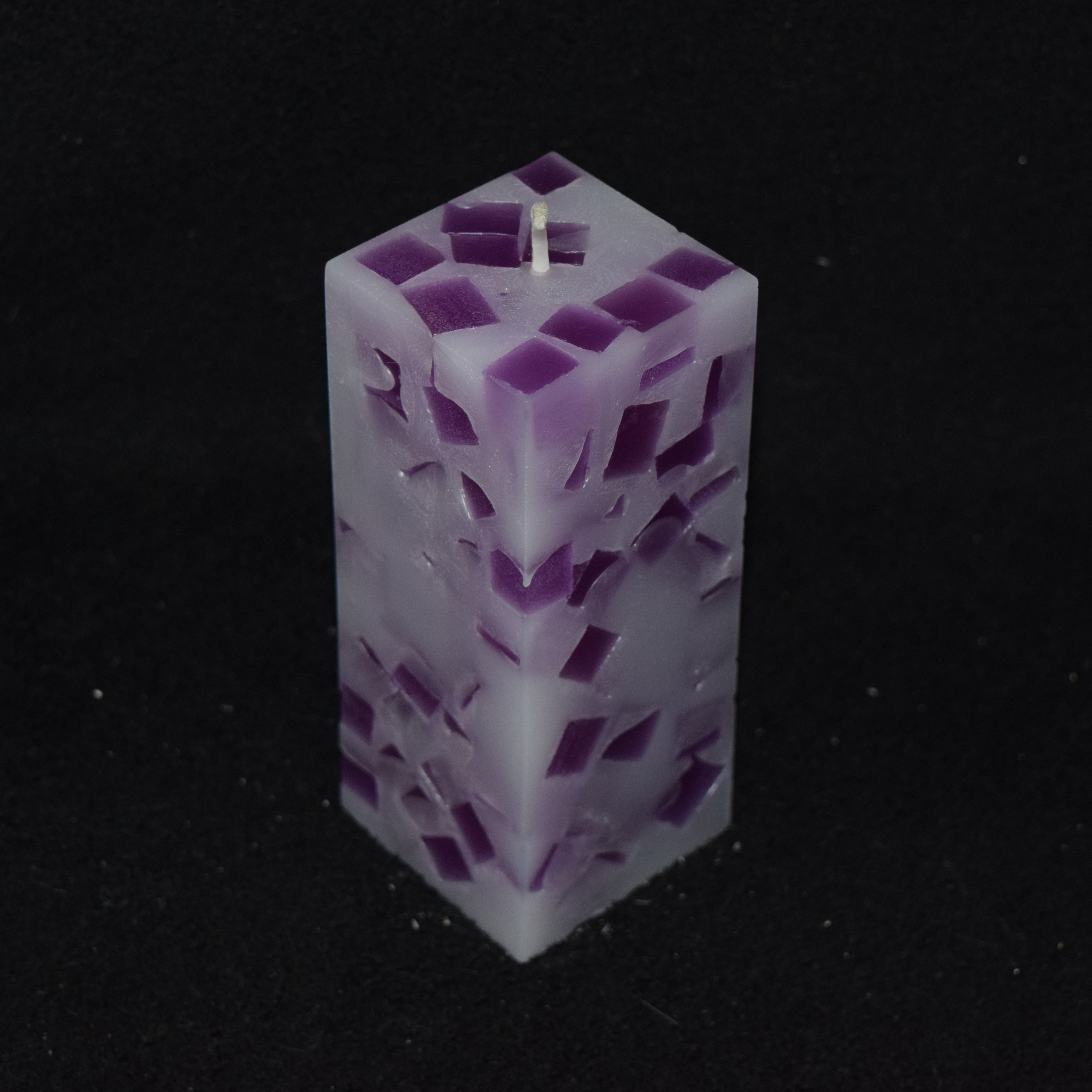 Quader-Kerze mit Würfeln gefüllt