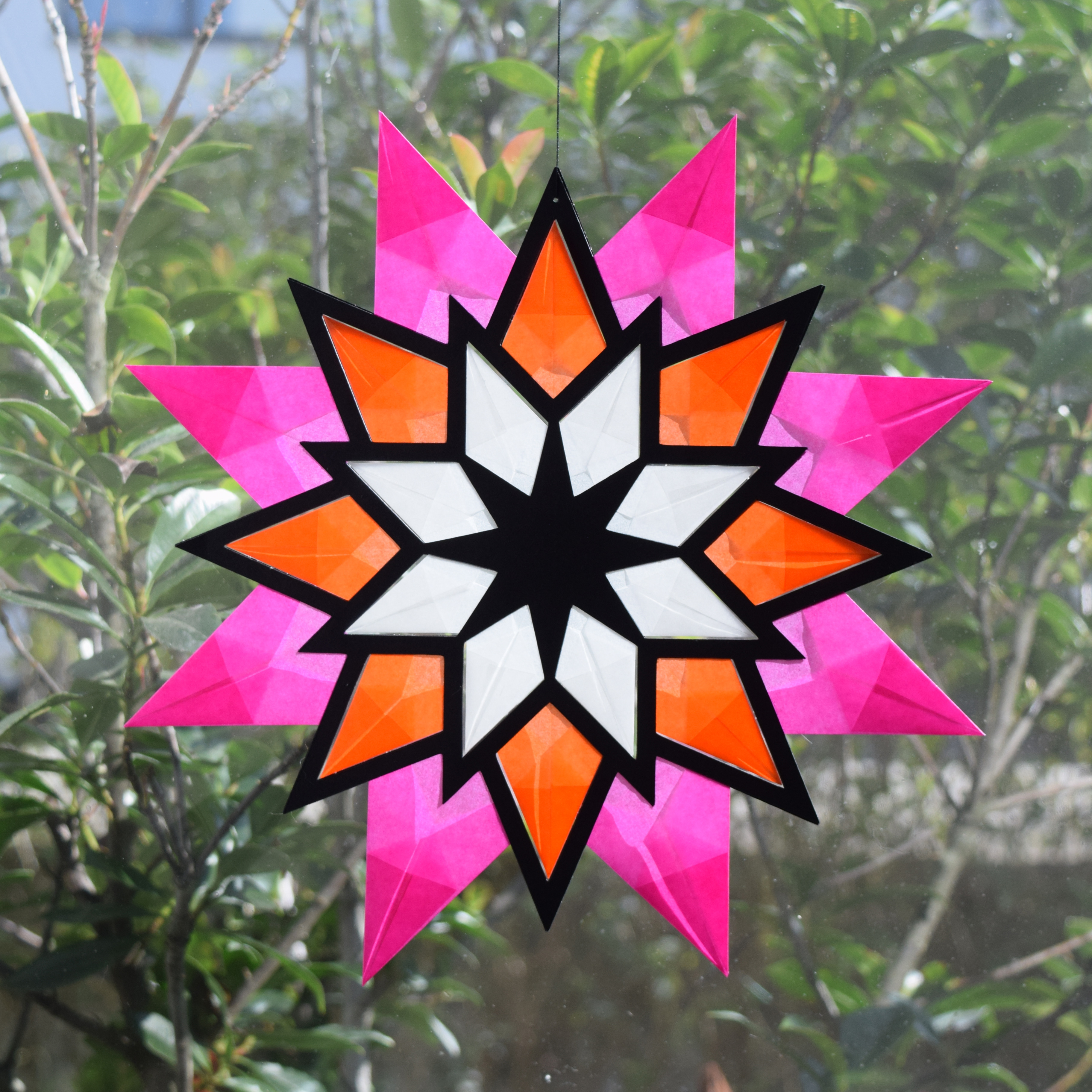 Stern aus Transparentpapier dreifarbig