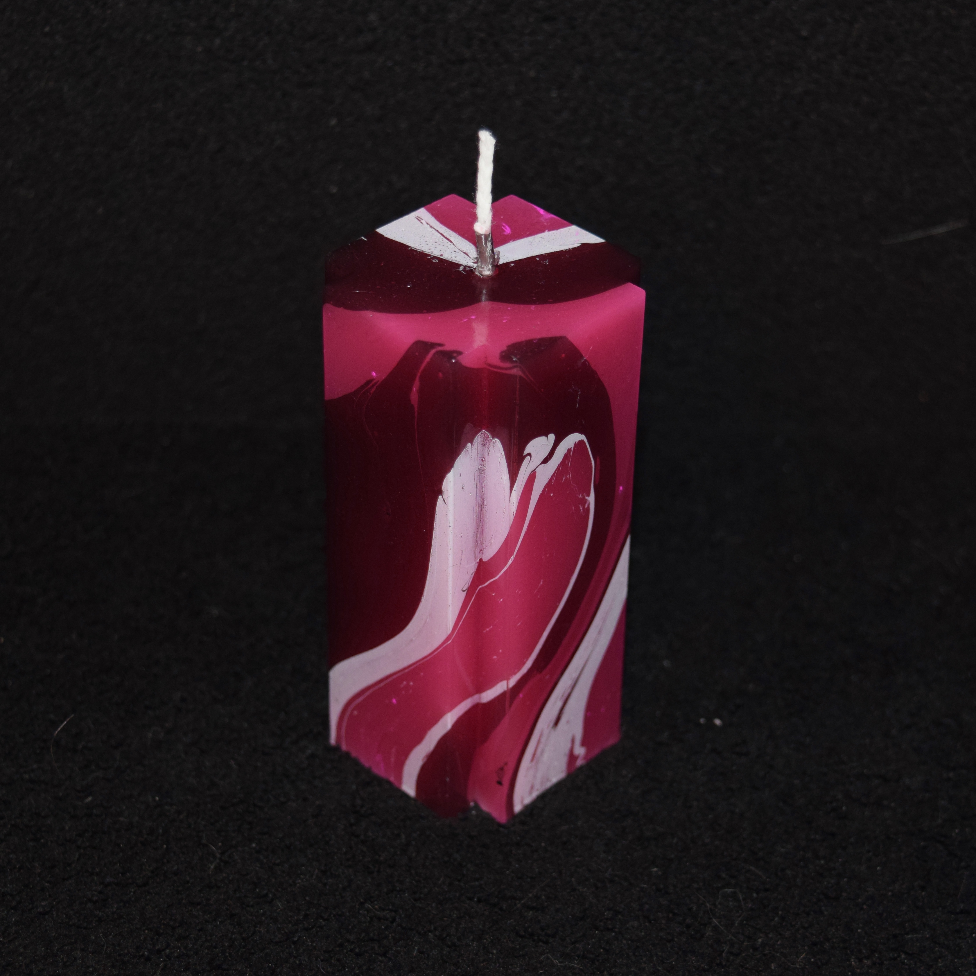 Kreuz-Kerze marmoriert - Kerzenfarbe: pink + schwarz/weiß
