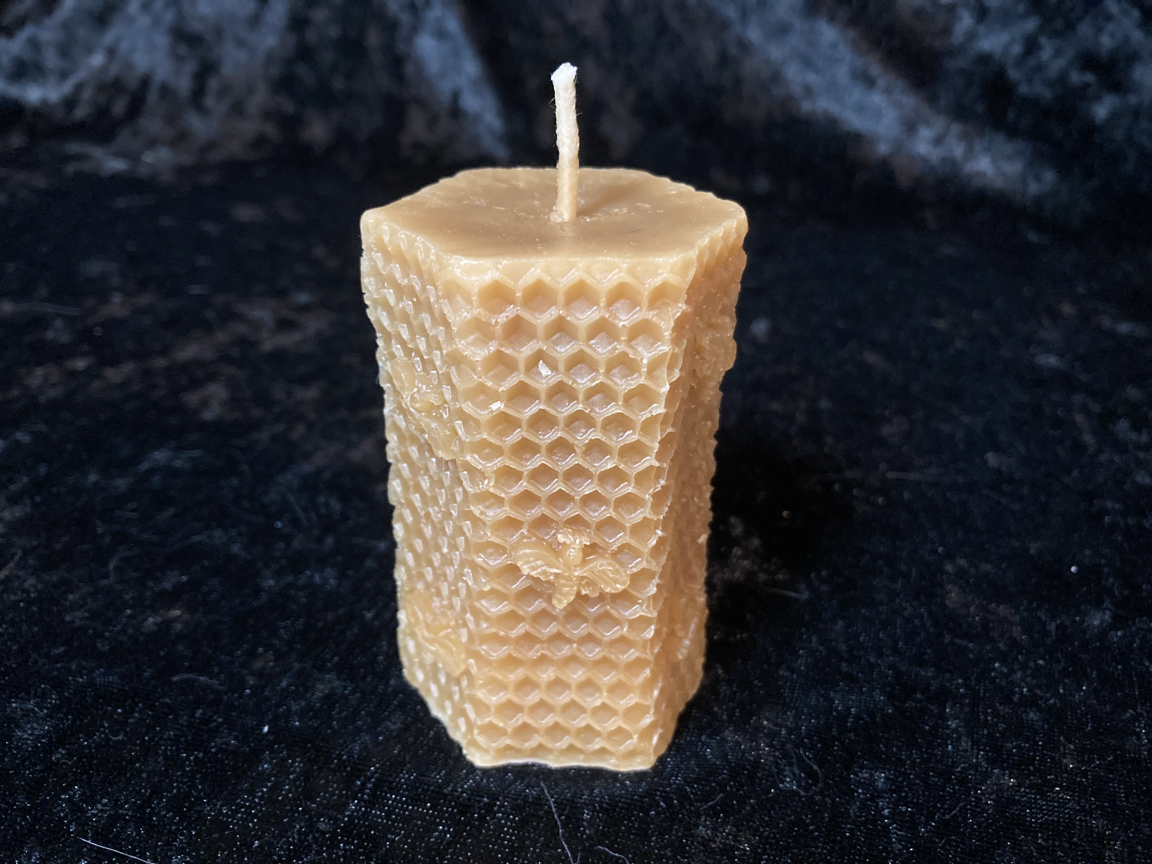 Eckige Waben-Kerze aus Bienenwachs
