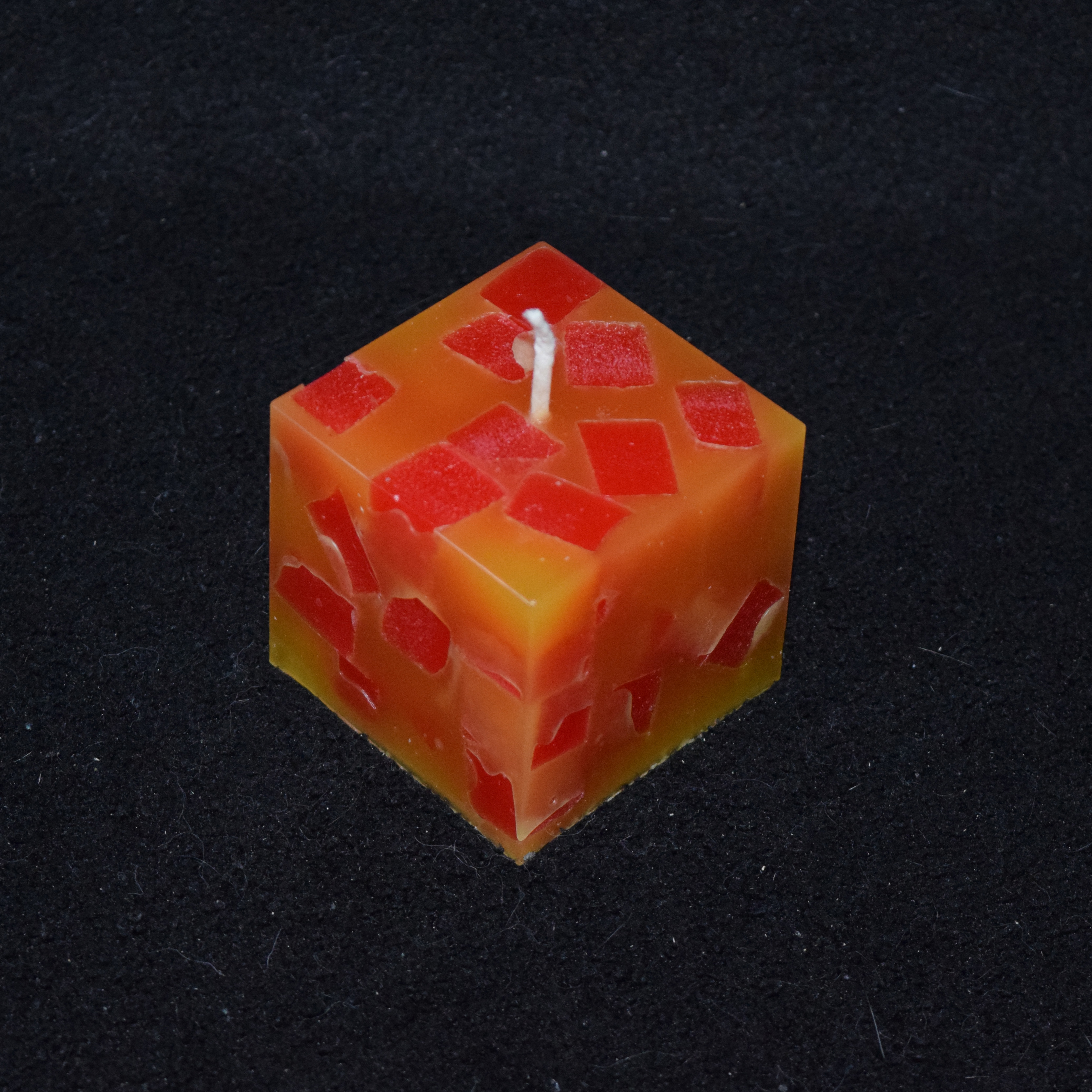 Würfel-Kerze mit Würfeln gefüllt