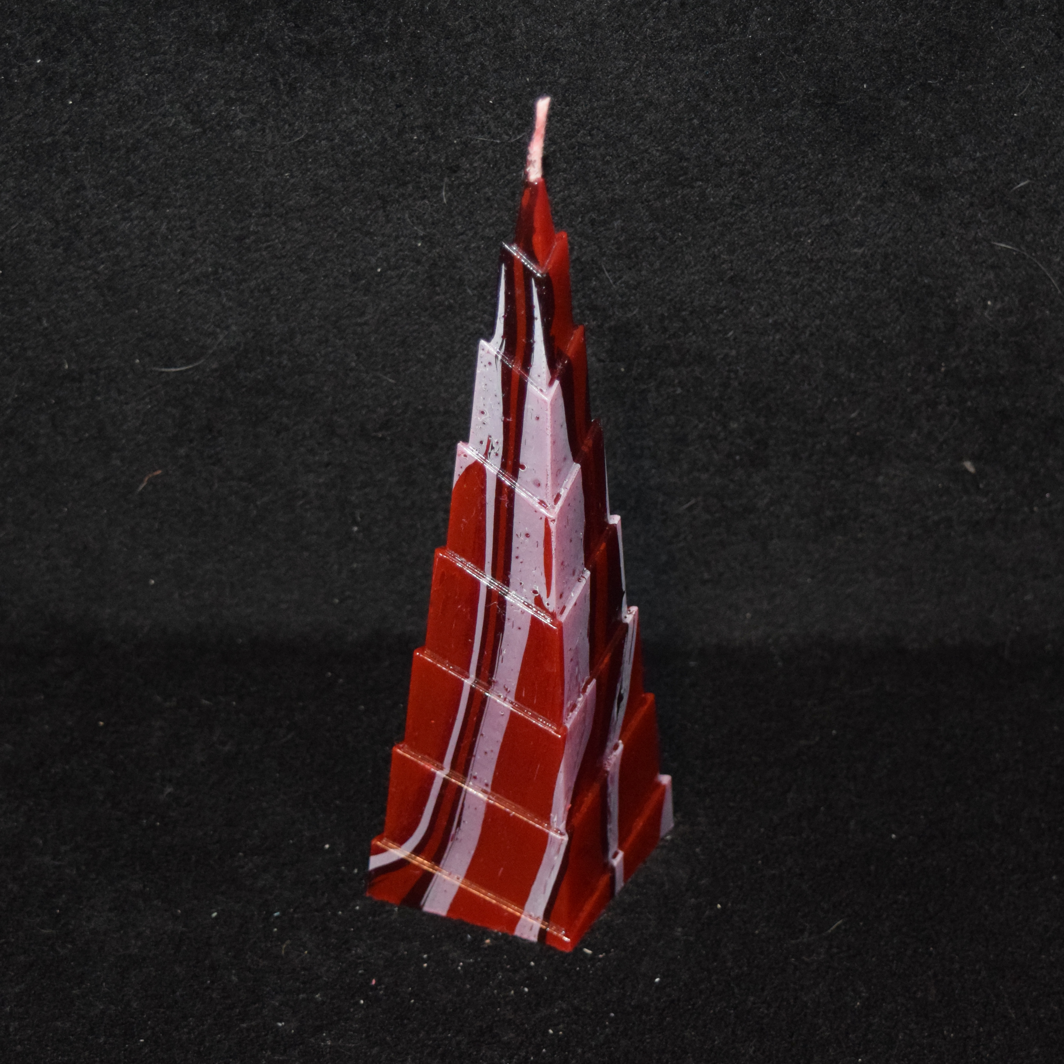 Zacken-Pyramiden-Kerze marmoriert