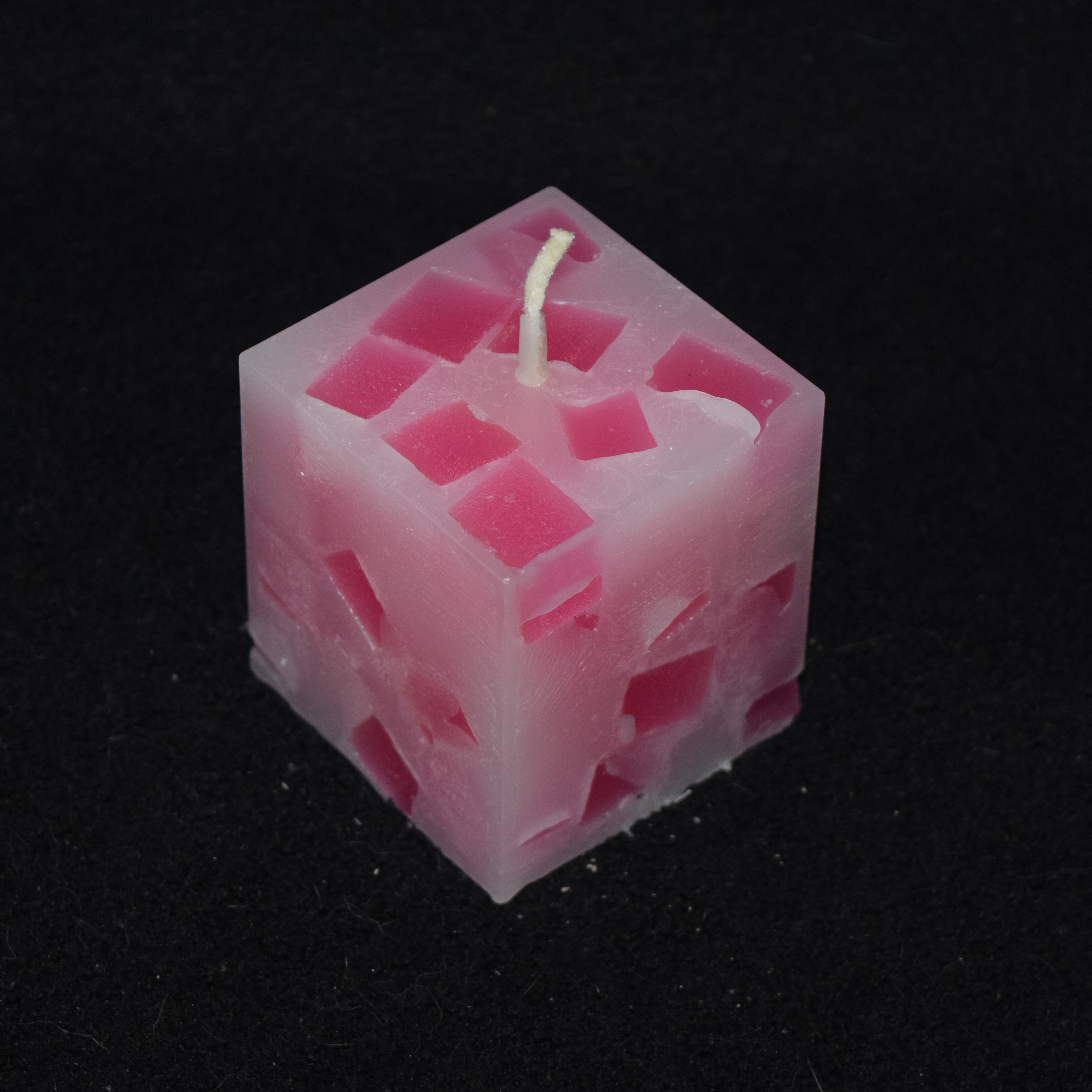 Würfel-Kerze mit Würfeln gefüllt