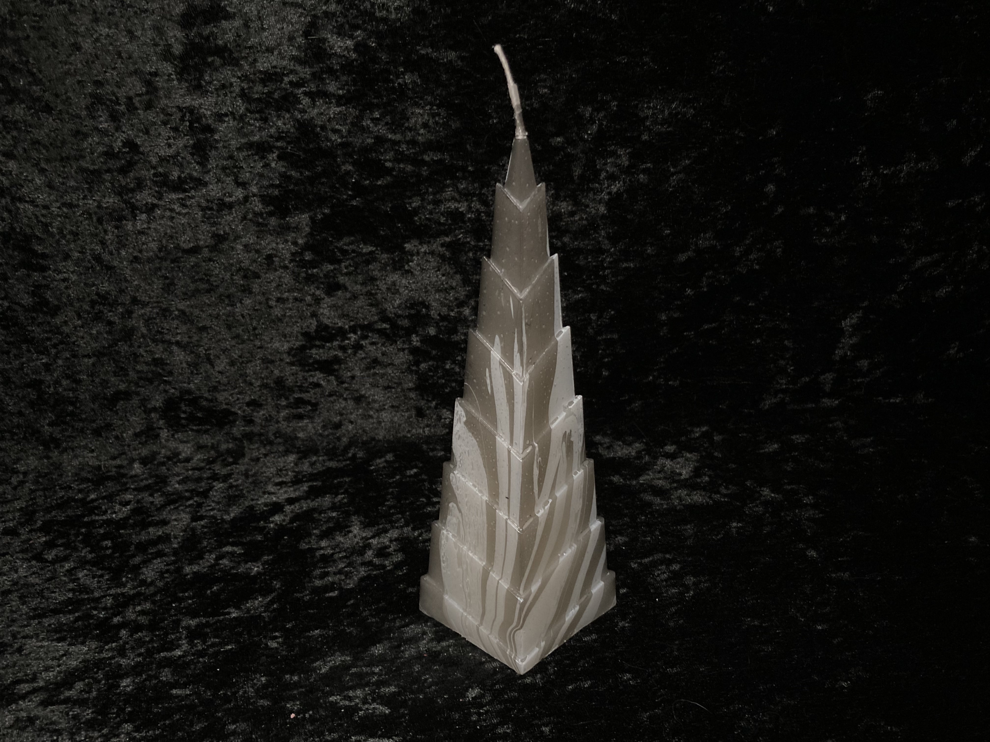 Zacken-Pyramiden-Kerze marmoriert